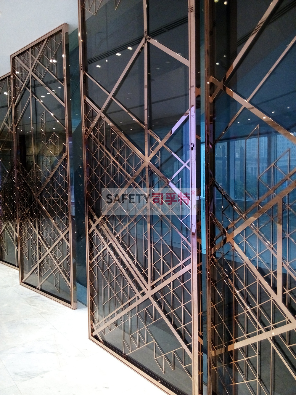 金屬屏風(不銹鋼屏風、鋁雕屏風)安裝過程和步驟講解(圖2) 金屬屏風(不銹鋼屏風、鋁雕屏風)安裝過程和步驟講解(圖2)