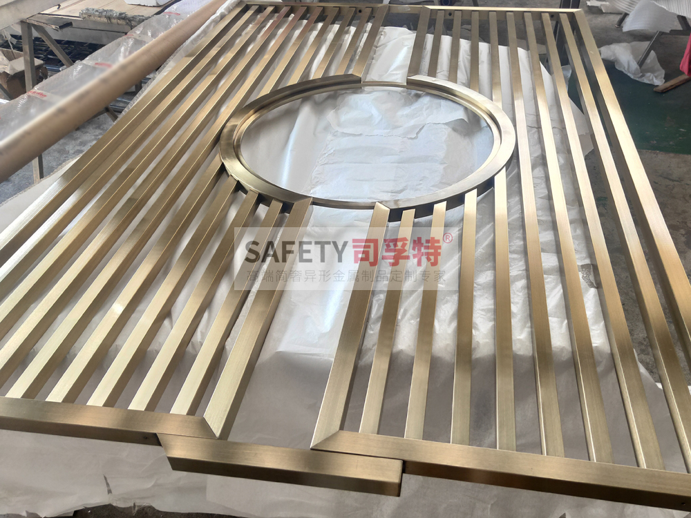 金屬屏風(不銹鋼屏風、鋁雕屏風)安裝過程和步驟講解(圖4) 金屬屏風(不銹鋼屏風、鋁雕屏風)安裝過程和步驟講解(圖4)