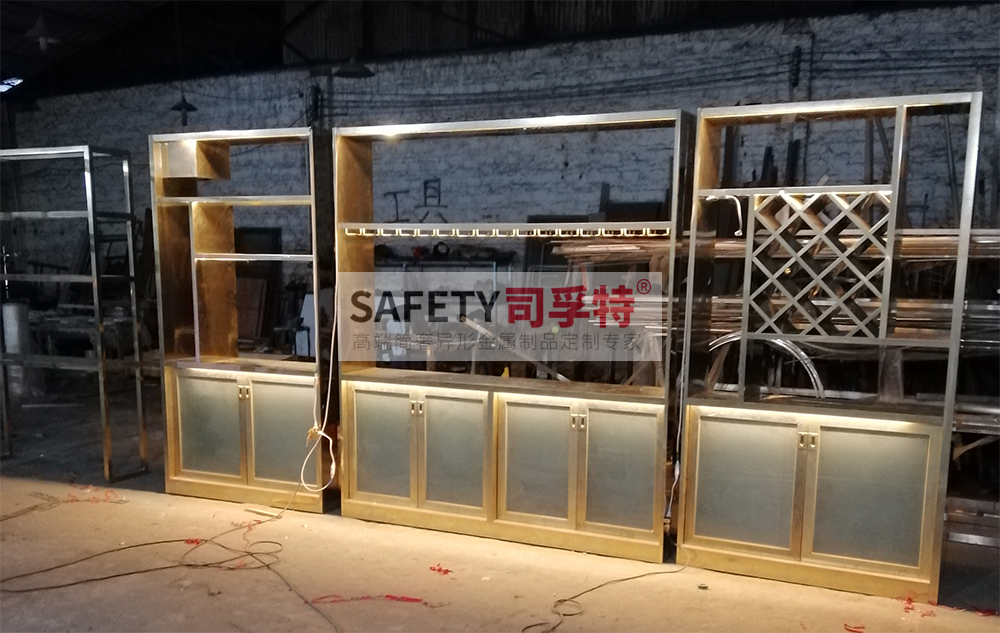 不銹鋼酒柜作用大嗎？小家庭裝修能不能裝(圖2)