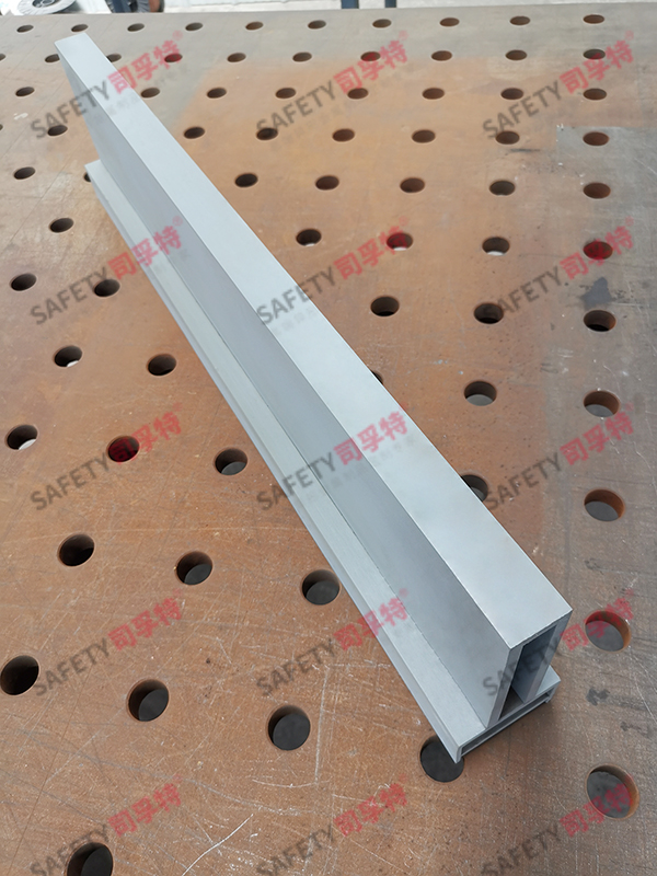 氟碳噴涂凹形且型精制鋼幕墻型材(圖7) 氟碳噴涂凹形且型精制鋼幕墻型材(圖7)